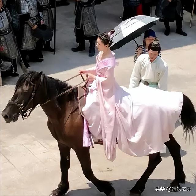 吴磊和赵露思私下什么关系（时隔1年再看骑马）(9)