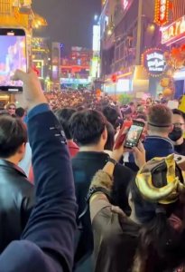 ​梨泰院踩踏事件现场画面(一边在全力救治，一边是围着救护车蹦迪)