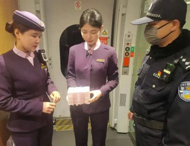 ​10万元现金，一分不少！赤峰女孩好样的！