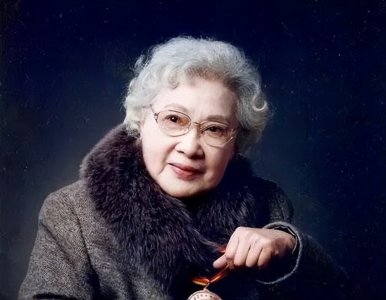 ​金焰始终不承认出轨，秦怡照顾瘫痪的他多年，追悼会发现其私生子