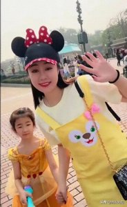 ​36岁王小蒙带两娃游香港，离婚多年仍单身，黄色背带裤尽显少女感