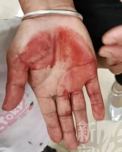 ​电梯惊魂上海6岁女孩