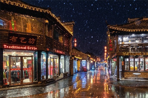 扬州东关街位于扬州市，是扬州城里最具有代表性的一条历史老街