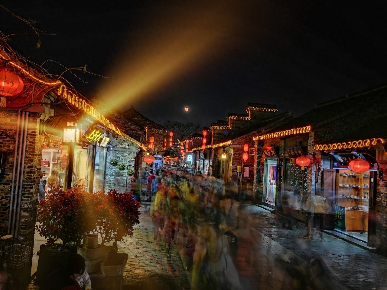 扬州东关街位于扬州市，是扬州城里最具有代表性的一条历史老街