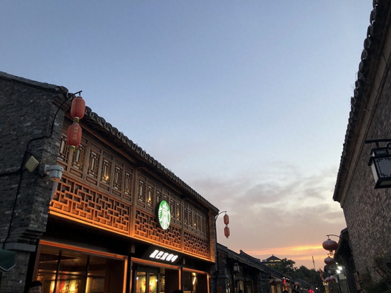 扬州东关街位于扬州市，是扬州城里最具有代表性的一条历史老街