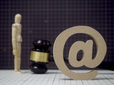 ​帮人转账瞬间赚小几百？小心触犯“帮助信息网络犯罪活动罪”