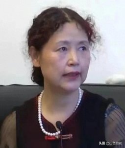 ​55岁女子太漂亮，迷得76岁大爷团团转。大爷：啥也别干了，我养你
