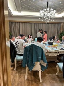 ​杨幂素颜现身剧组餐宴 穿白T恤简单清纯好养眼
