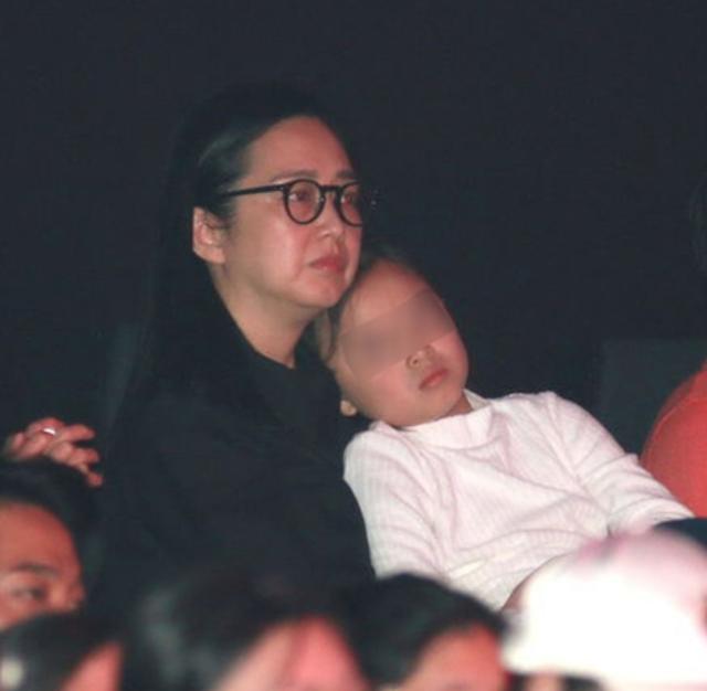 刘德华朱丽倩最新消息（刘德华演唱会6岁女儿首次公开露面）(7)