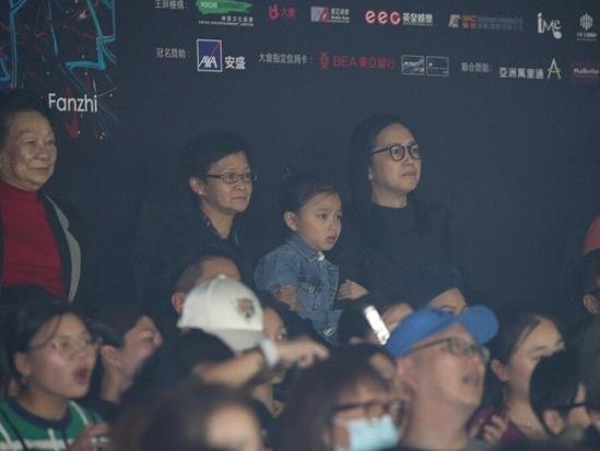 刘德华朱丽倩最新消息（刘德华演唱会6岁女儿首次公开露面）(6)