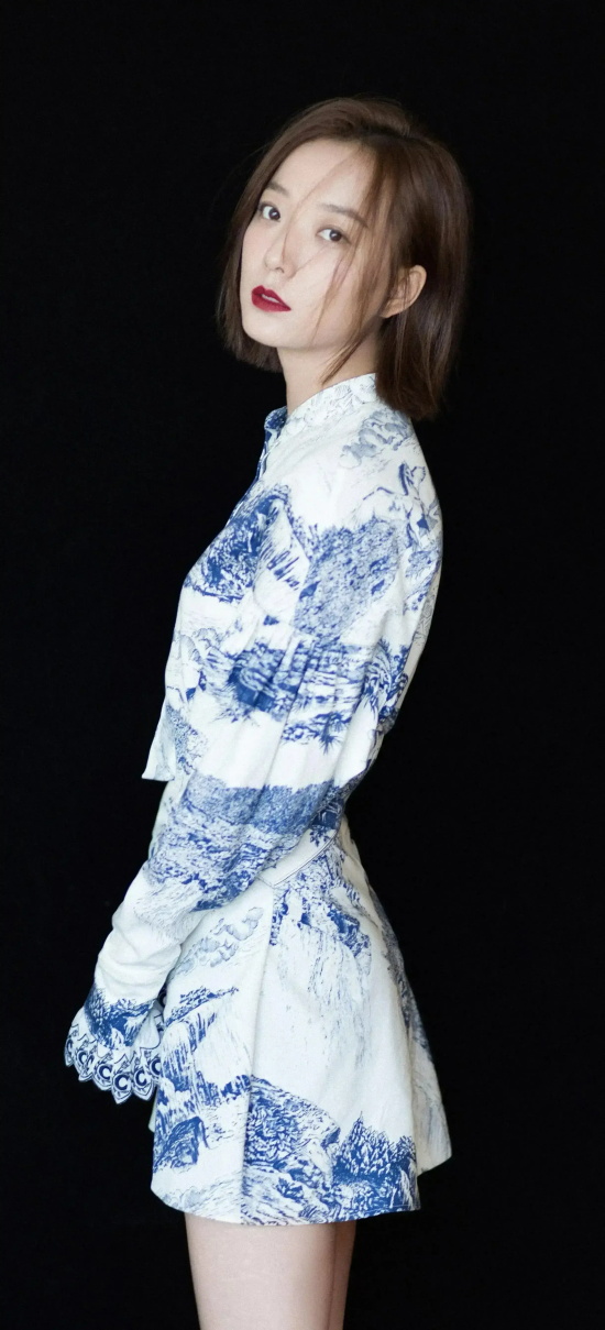 王珞丹一袭露肩礼服裙温婉端庄写真合集