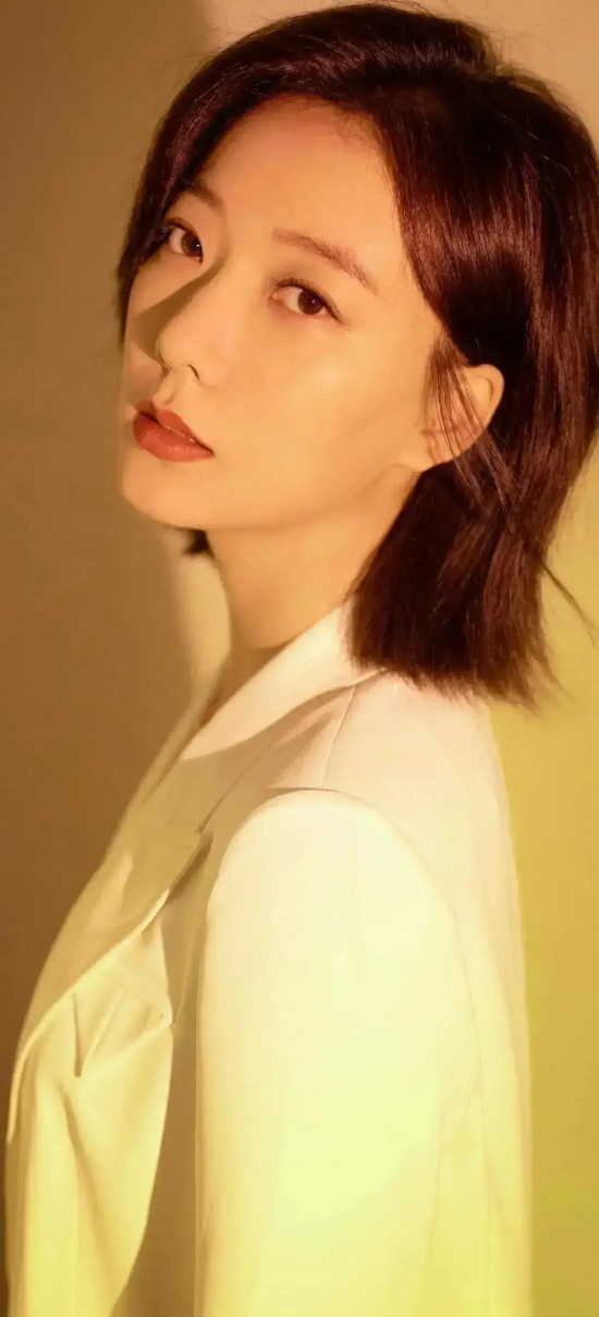 王珞丹一袭露肩礼服裙温婉端庄写真合集