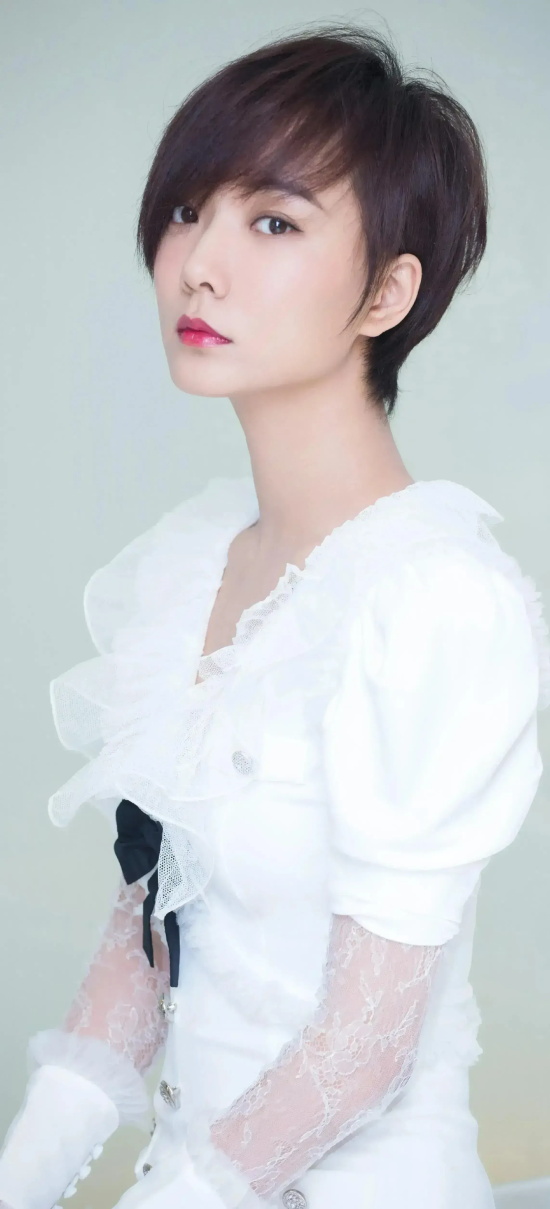王珞丹一袭露肩礼服裙温婉端庄写真合集