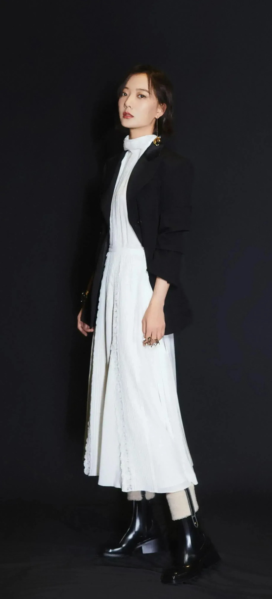 王珞丹一袭露肩礼服裙温婉端庄写真合集
