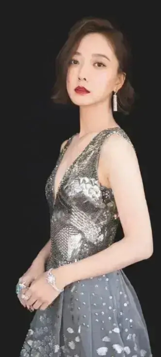 王珞丹一袭露肩礼服裙温婉端庄写真合集