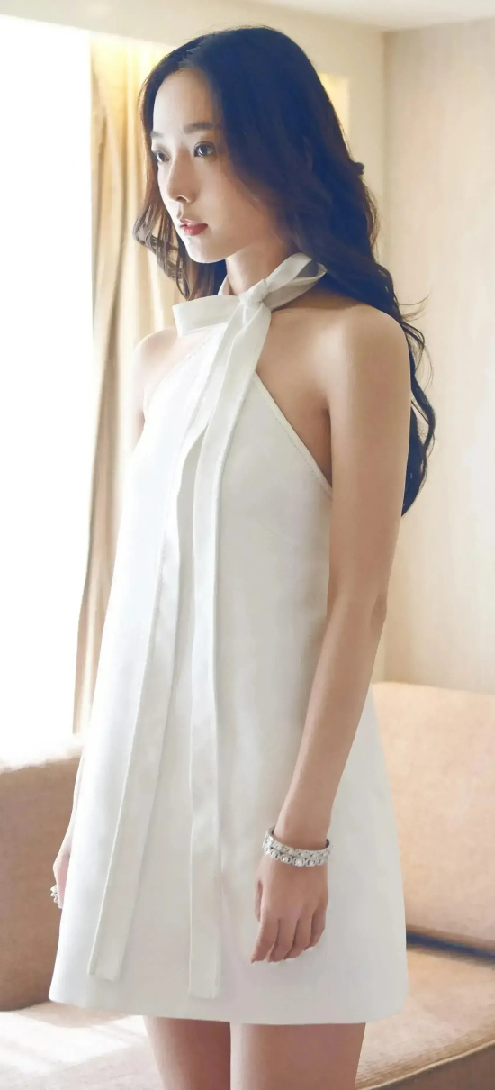 王珞丹一袭露肩礼服裙温婉端庄写真合集