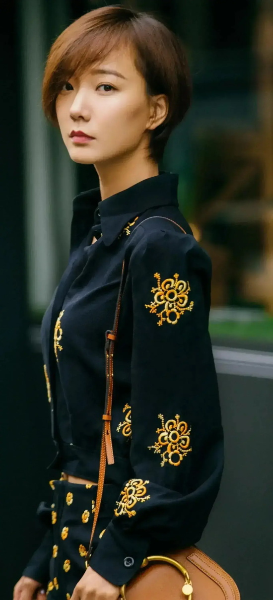 王珞丹一袭露肩礼服裙温婉端庄写真合集