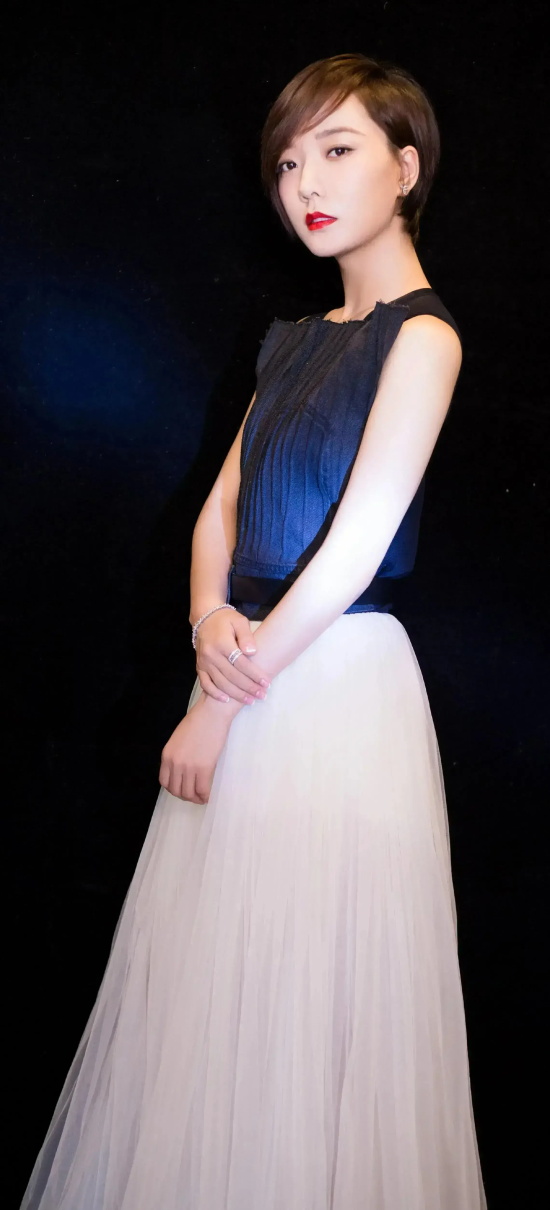 王珞丹一袭露肩礼服裙温婉端庄写真合集
