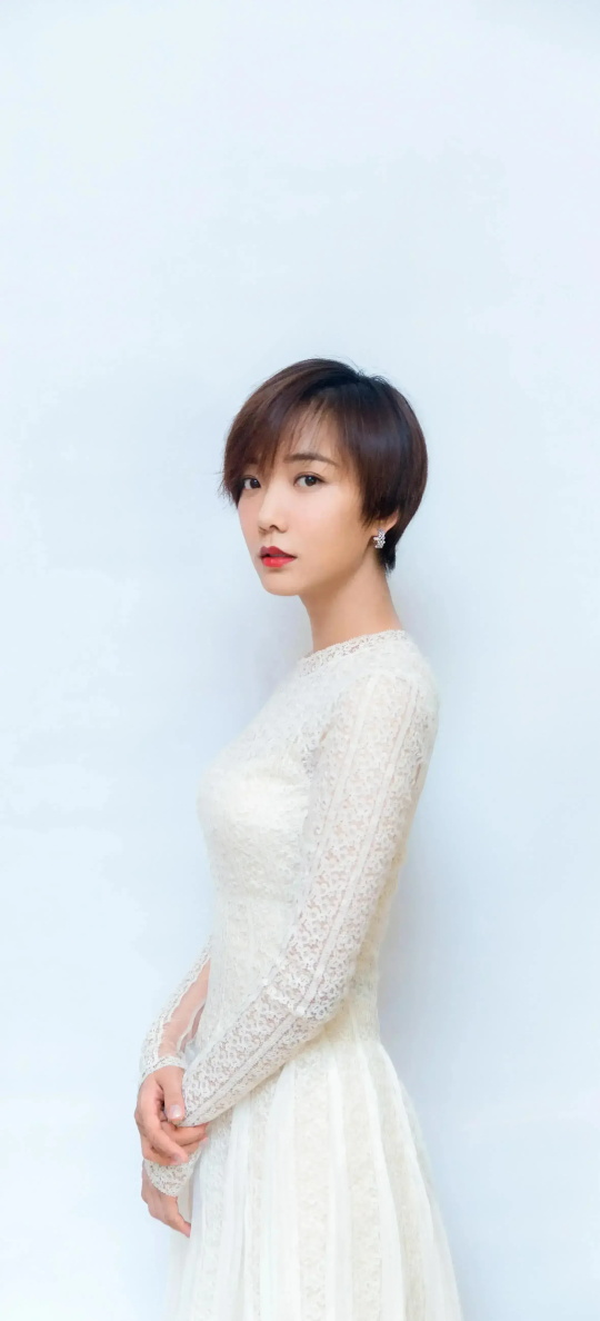王珞丹一袭露肩礼服裙温婉端庄写真合集