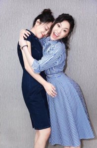 ​47岁闫妮携20岁女儿亮相活动，颜值冻龄比一旁的女儿还显嫩