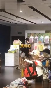 ​黄晓明杨颖穿情侣装现身秀恩爱，黄晓明酷似小跟班