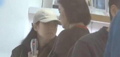 ​林青霞23岁大女儿邢爱林街拍照曝光，完美继承了爸爸的基因！