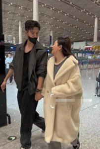 ​李琳与经超姐弟恋机场被拍，引发网友热议：外貌差距引发争议