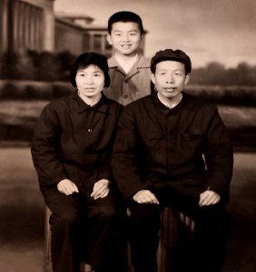 ​央视著名主持人张泽群：55岁老来得子乐开花，妻子身份至今成谜