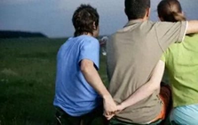 ​趁着丈夫睡觉，妻子下楼当着孩子的面和别人发生关系