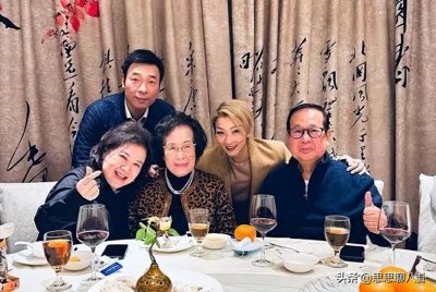 ​51岁郑秀文家庭聚会！老公许志安罕见现身，一家人齐齐整整很开心