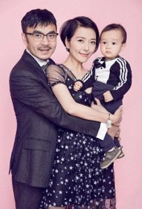 ​44岁汪涵老婆罕露面，气质大变撞脸大S，儿子学费一年10万引热议