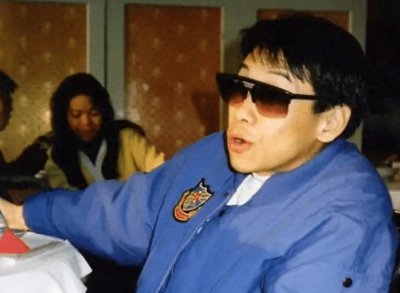 ​75岁的泰迪罗宾参加曾志伟妻子的公祭活动！佝偻的身形让人心疼