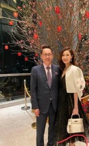 ​53岁李嘉欣罕见秀恩爱，晒与老公许晋亨贺新年的合影，笑容满面