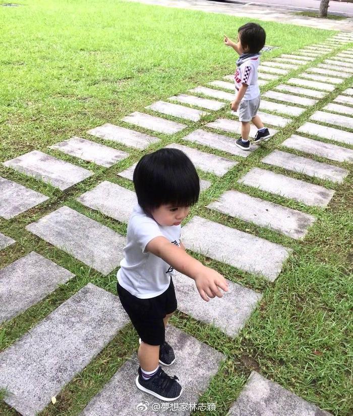 不老男神林志颖称小儿子最像自己，最 晒双胞胎儿子照片