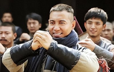 ​2013年谷智鑫摔伤险瘫痪，妻子阿斯茹痴情照顾多年，如今二人怎样