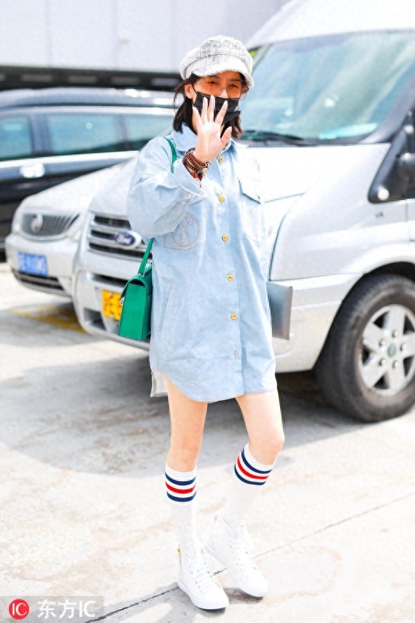 黄圣依素颜肌肤透亮水嫩,穿肥大牛仔衫秀美腿,衣品终于有提升