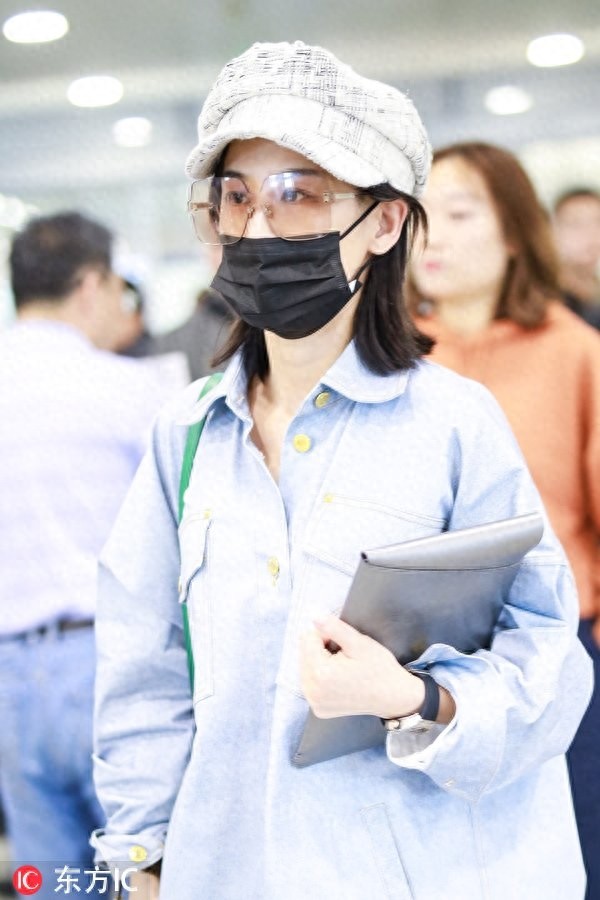 黄圣依素颜肌肤透亮水嫩,穿肥大牛仔衫秀美腿,衣品终于有提升