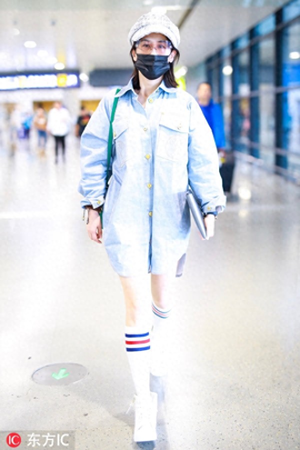 黄圣依素颜肌肤透亮水嫩,穿肥大牛仔衫秀美腿,衣品终于有提升