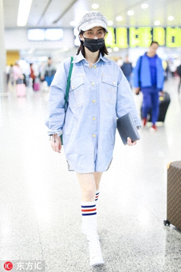 黄圣依素颜肌肤透亮水嫩,穿肥大牛仔衫秀美腿,衣品终于有提升