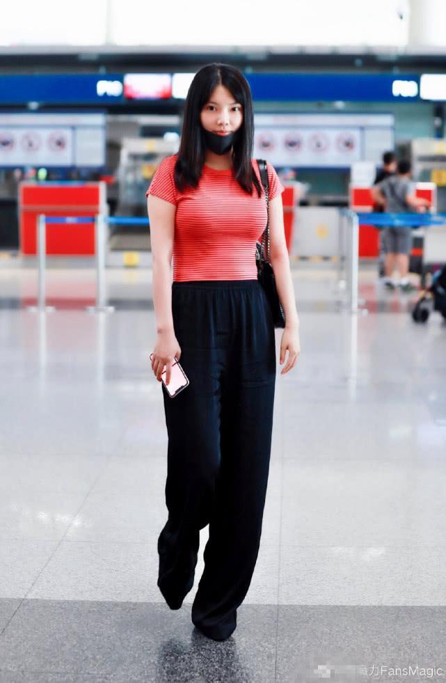 大嫂徐冬冬素颜现身机场,无妆的她清纯范十足,与妆后差别挺大