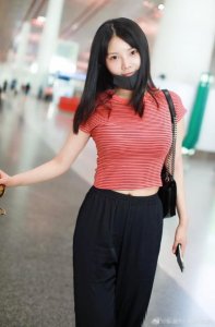 ​大嫂徐冬冬素颜现身机场，无妆的她清纯范十足，与妆后差别挺大