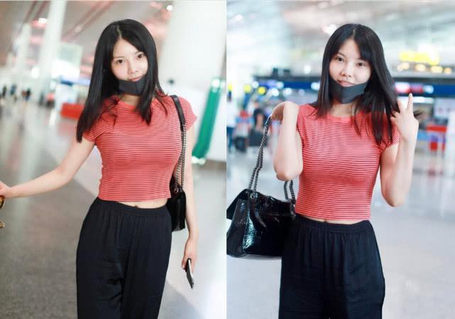 大嫂徐冬冬素颜现身机场,无妆的她清纯范十足,与妆后差别挺大