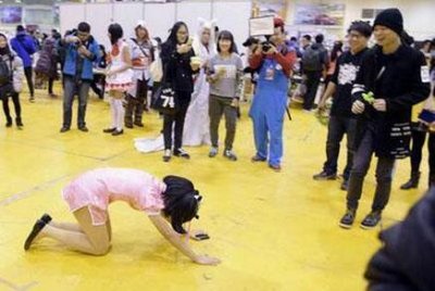 ​网红现身粉丝下跪 “进击的脑残粉”相约自杀杜海涛下跪GD