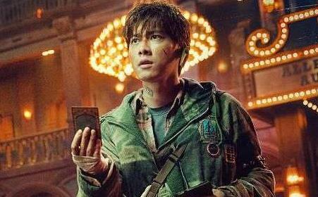 霸道总裁李易峰喜提豪车逛动物世界，网友：皮肤真白！