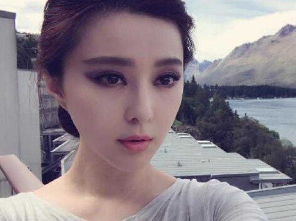 霸道总裁李易峰喜提豪车逛动物世界，网友：皮肤真白！