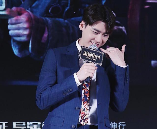 霸道总裁李易峰喜提豪车逛动物世界，网友：皮肤真白！