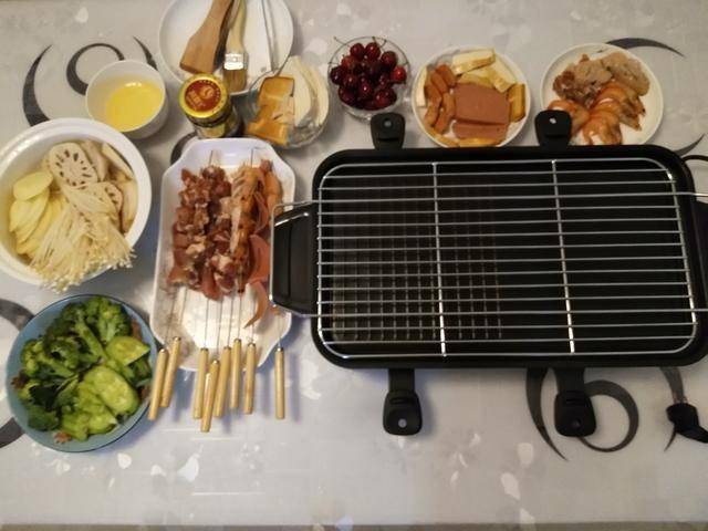 二、将食材放在烧烤炉中进行烧烤。