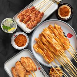 一、提前一个小时备好烧烤食材，提前半小时将食材清洗干净。