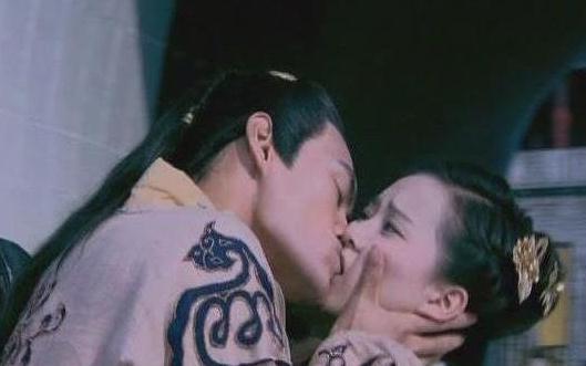 盘点尴尬的吻戏，杨幂要求吃大蒜，刘诗诗崩溃大哭，皇阿玛是高手