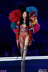 ​刘雯维秘走秀首戴天使翅膀 霸气登场魅力十足